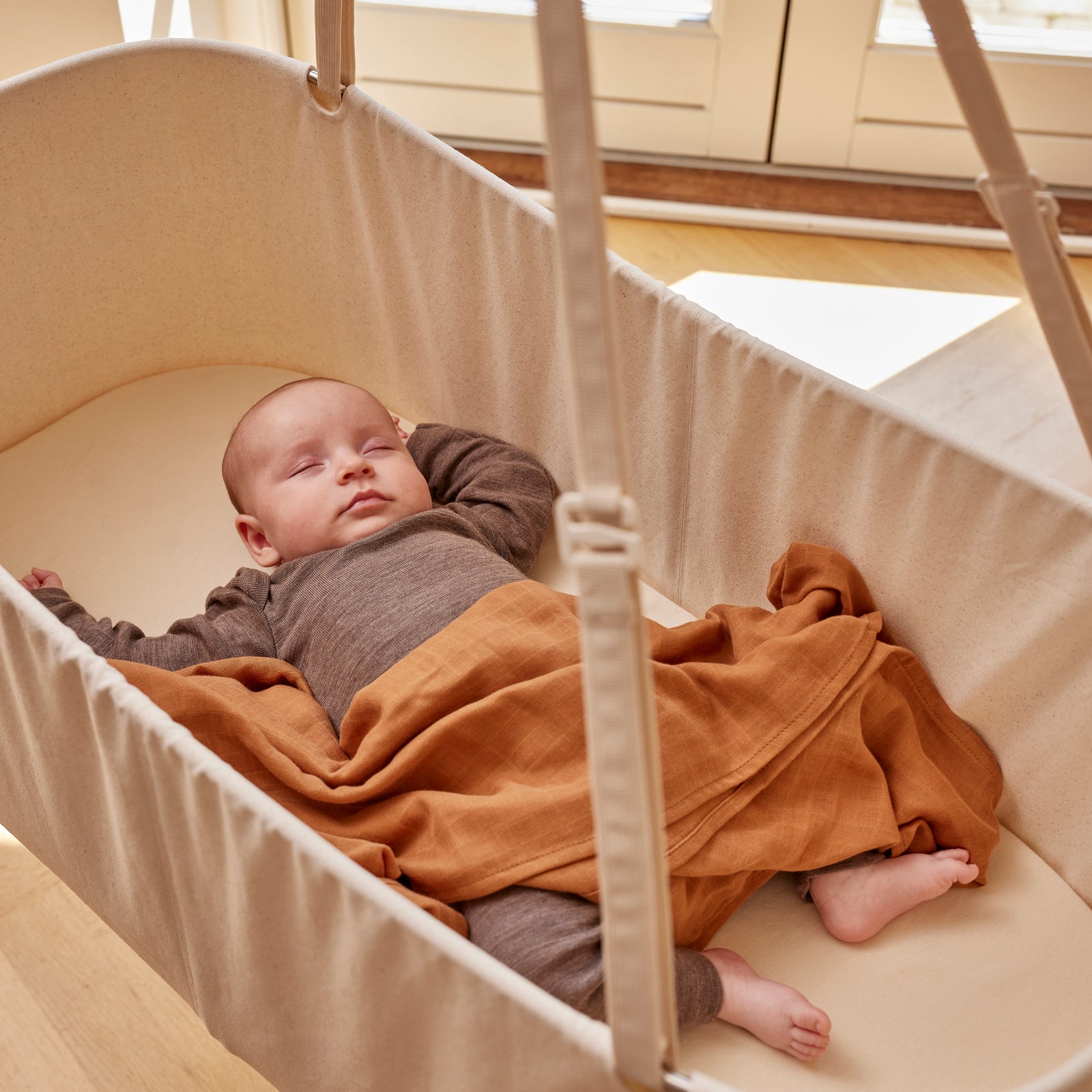Membantu Baby Cradle Nature