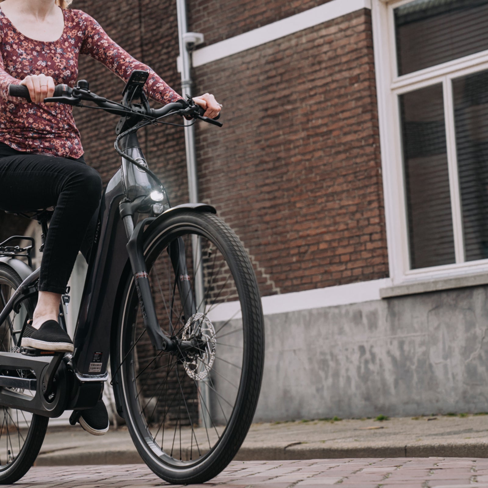 BESV CT 2.5 MY25 Low Step 550 Large City Night Black