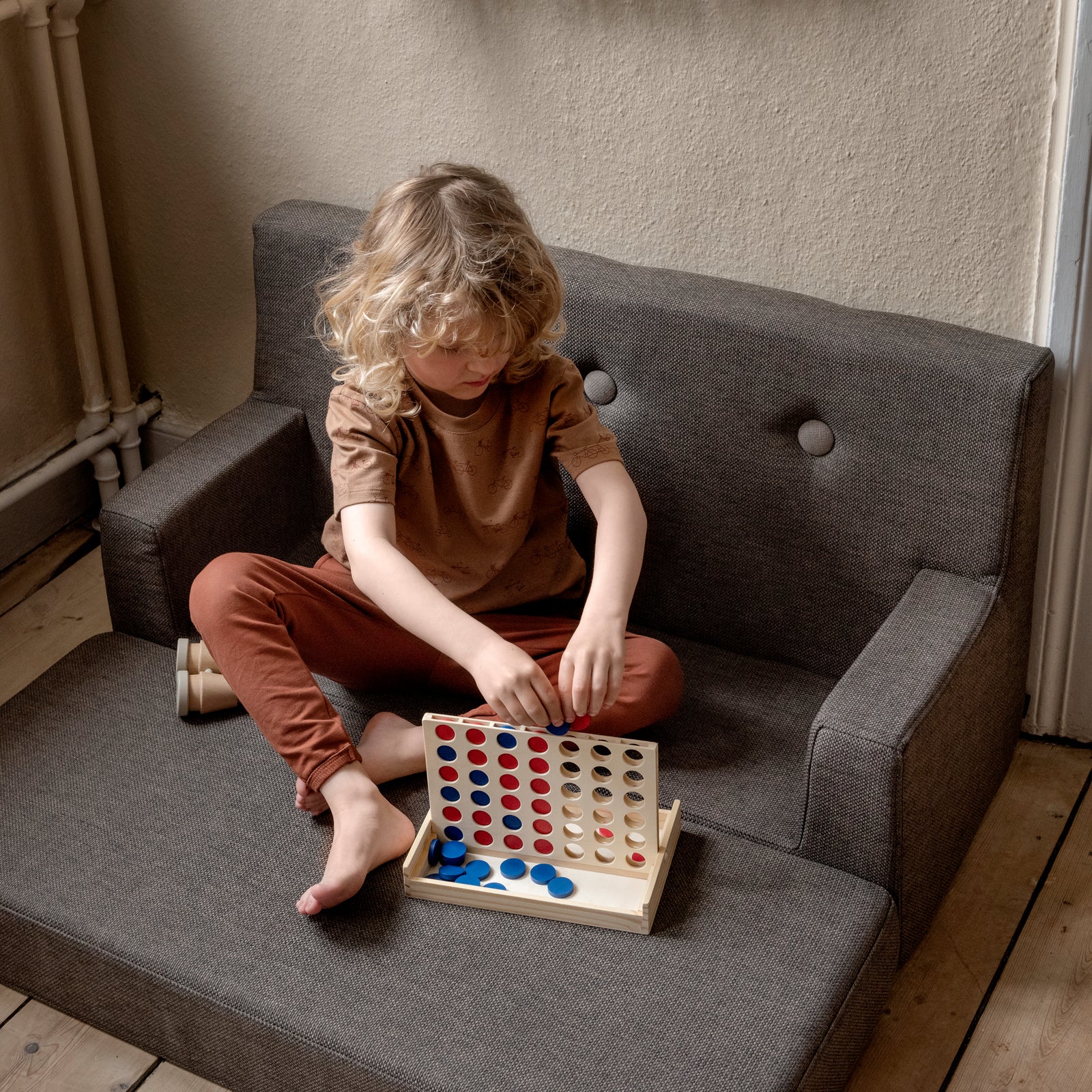 By KlipKlap KK Lasten Sohva Ruskea hiekalla